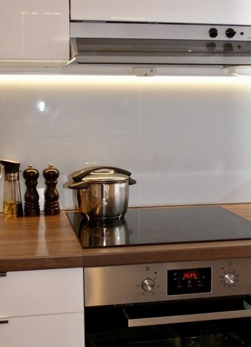 Keraaminen liesi, kattila liedellä, liesivahdin lämpötunnistin valvoo lieden pintaa.